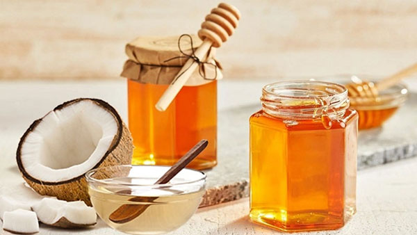Tẩy tế bào chết môi bằng mật ong và dầu dừa