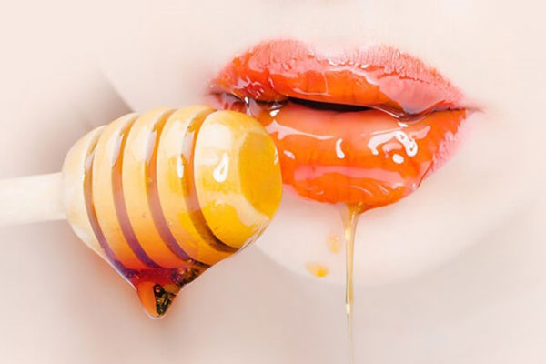 Cách tẩy tế bào chết môi bằng mật ong