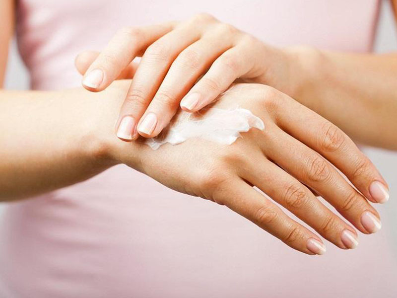 Sử dụng kem dưỡng trắng da để loại bỏ vết thâm trên tay