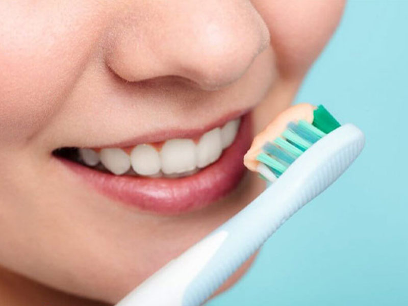 Đánh răng ngay sau khi phun môi tăng nguy cơ để lại sẹo