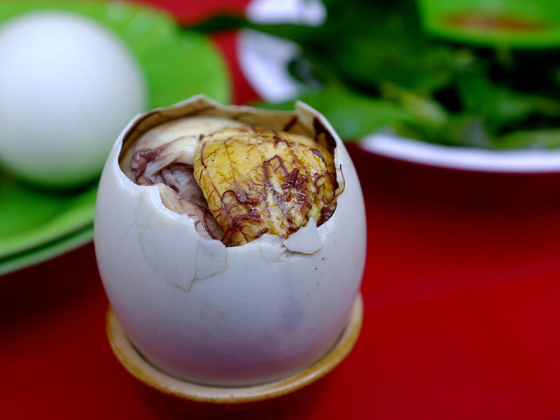 Trứng vịt chứa khoảng 180 calo và 12,4 gram chất béo